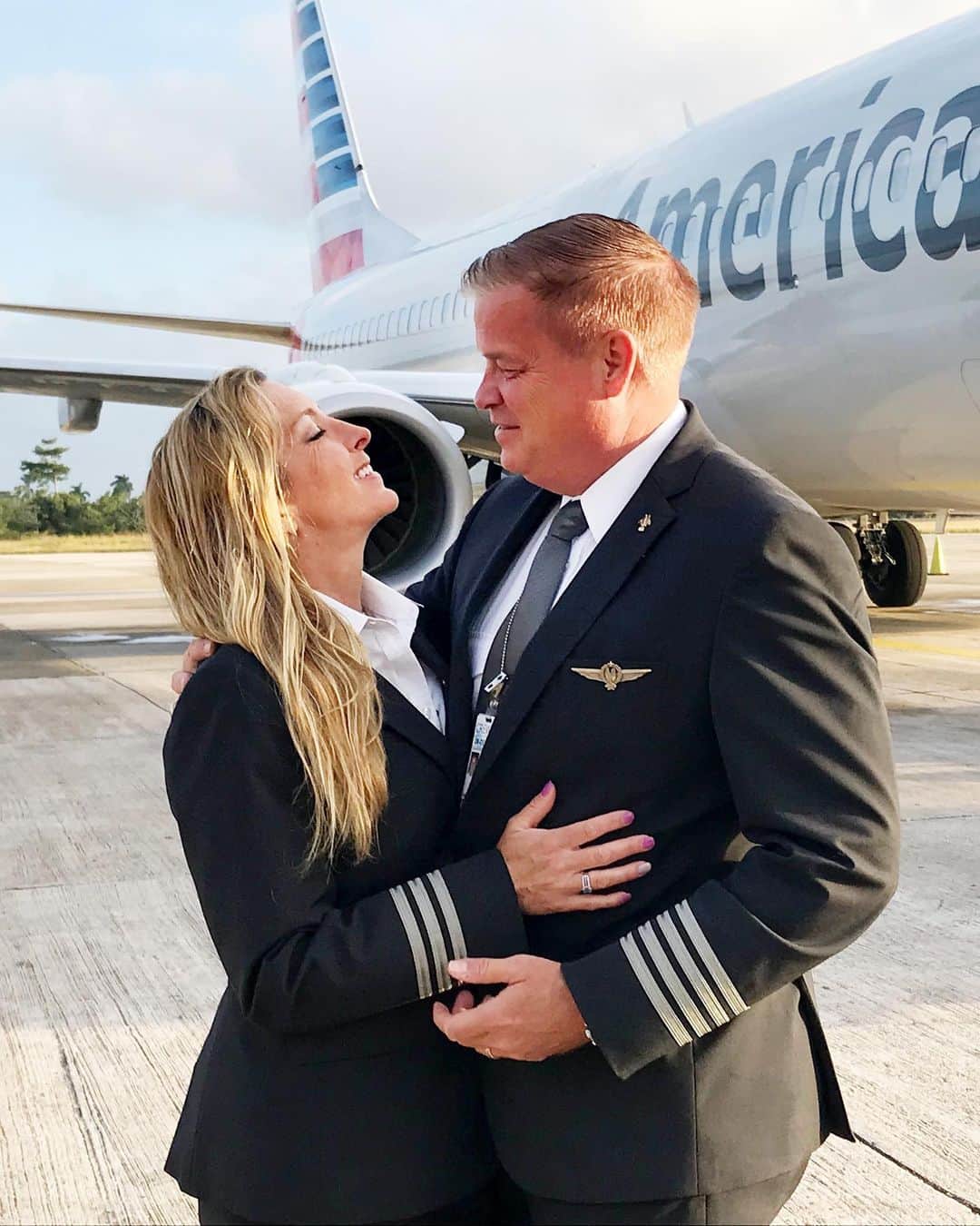 アメリカン航空のインスタグラム：「These two #AATeam pilots are giving our hearts butterflies. Watch our highlights for the full love story. #HappyValentinesDay」