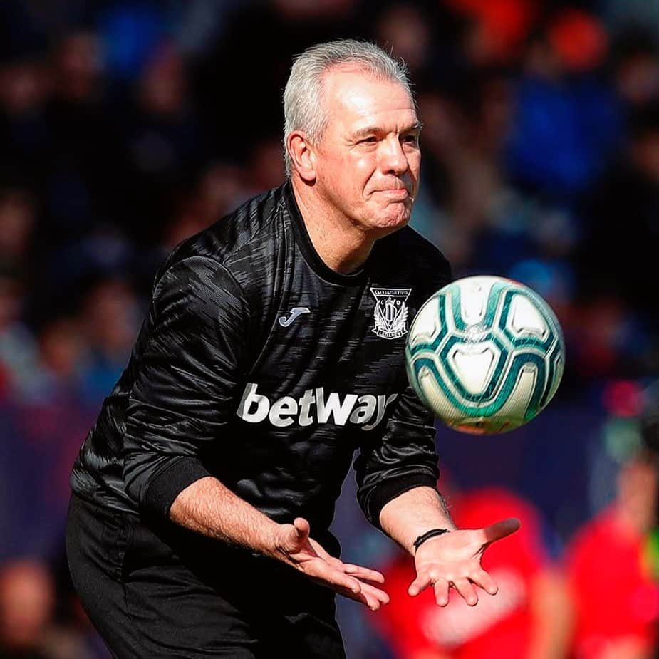 LFPさんのインスタグラム写真 - (LFPInstagram)「Coach or Keeper? 😂 • ¿Entrenador o portero? 😂  #Aguirre #Leganes #Coach #Keeper #LaLiga #LaLigaSantander」2月15日 4時19分 - laliga