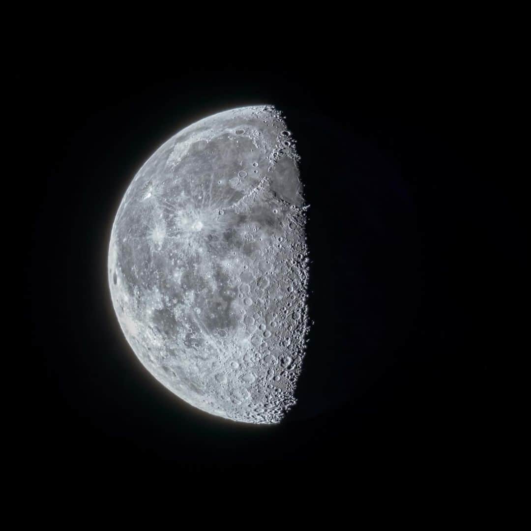 KAGAYAさんのインスタグラム写真 - (KAGAYAInstagram)「こんな時間に起きてらっしゃる方は空をご覧ください。 南に二十日余の月が輝いています。（写真は今、望遠鏡を使って撮影） 東には夏の大三角が昇ってきました。 #moon」2月15日 4時23分 - kagaya11949
