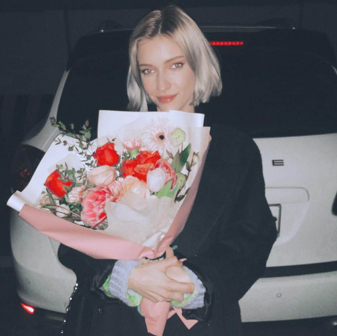 ステファニー・ミチョヴァのインスタグラム：「Happy Valentine’s Day ❤️ Finally got to see ‘Parasite’ in the movie theater! Blown away. (Spoiler: if only Min never went to study abroad hahaha)  해피발렌타인데이! 🥰 드디어 영화관에서 기생충을 봤어요 ! 진짜 대박. (스포 하나: 민은 사실 유학을 안갔을수도.... ㅋㅋㅋ)」