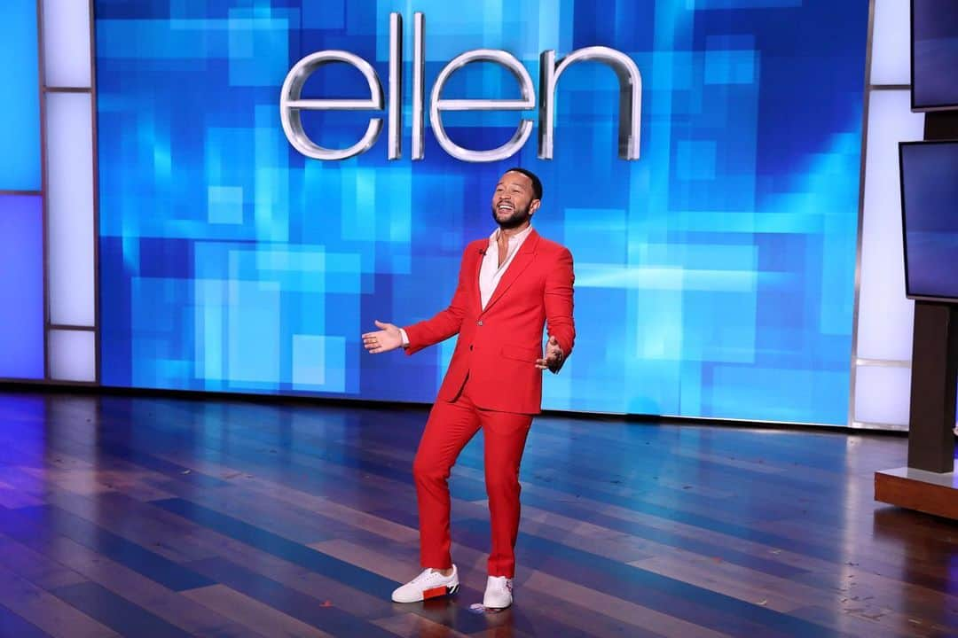 ジョン・レジェンドさんのインスタグラム写真 - (ジョン・レジェンドInstagram)「The #KingOfValentinesDay is back! I'm taking over @theEllenshow today as host and brought some friends to celebrate (what is now known as) my holiday. Check here to see where/when I'm on: found.ee/JL_Ellen」2月15日 4時33分 - johnlegend