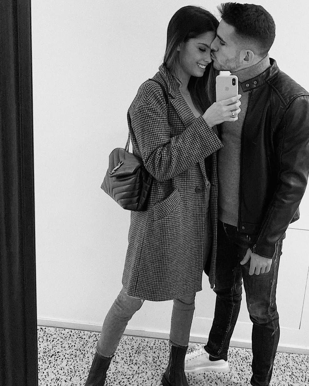 ハイロ・サンペリオのインスタグラム：「Feliz día de San Valentin mi amor. Por y para siempre tú. 🖤 #countdown」
