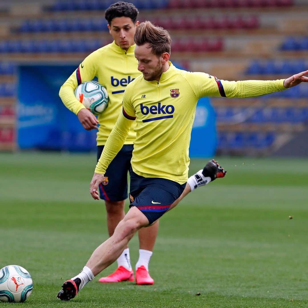 のインスタグラム：「Vamos, con fuerza e ilusión 🙏💪⚽️#laliga」