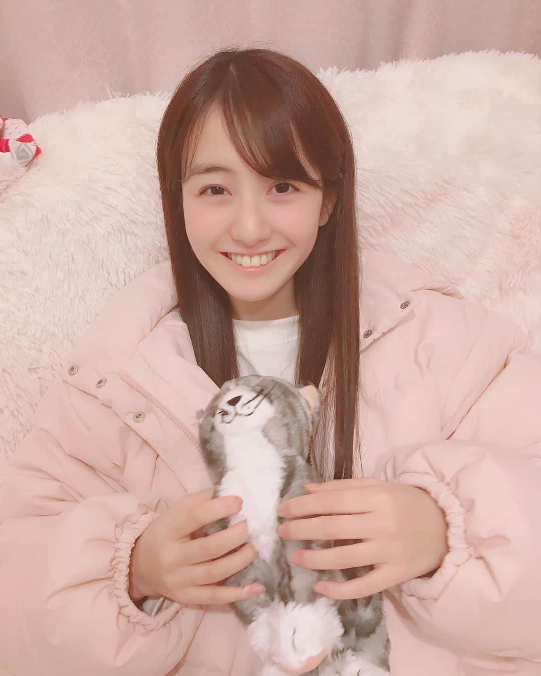 のインスタグラム：「すっぴんなので、ねこちゃんで可愛いさをごまかす。」