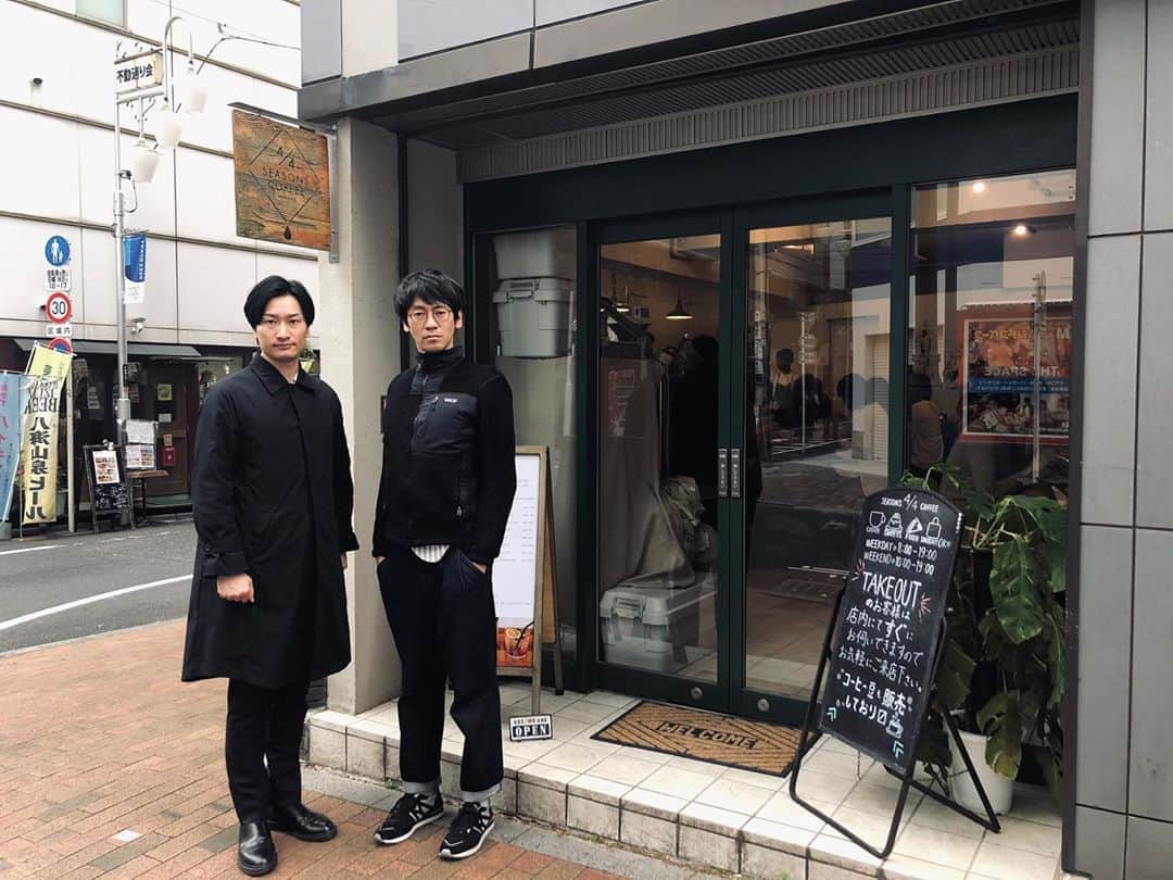 石井輝明さんのインスタグラム写真 - (石井輝明Instagram)「ルミネの合間に社員さんと安田くんと山添くんとランチしてコーヒー。 山添くんは刑事の張り込み感を出したかったみたいですが、隣がチンパンやからその感じ出なかった。 今日スリーバイスリーお楽しみに。  #allseasonscoffee #cafe #coffee #カフェ #東京カフェ #新宿カフェ #カフェ芸人 #山添くんが安田くんの服を #ゴリラのおさがりですかって聞いてた #安田くんはそれに対して #ゴリラの先輩おらんねんって言ってた #山添くんはその後 #パタゴリラのやつですかって聞いてた #そしたら安田くんは #パタゴニアや #そんなゴリラ専門のブランドないやろって言ってた #スリーバイスリーよろしくお願いします」2月15日 14時17分 - comandanteishii