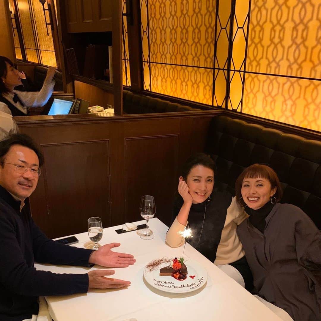 田中美里のインスタグラム：「バレンタインデーの夜は白羽監督と京子ちゃんと。 バースデーをかねて、監督がごちそうしてくれました。 ニクの日が誕生日なので美味しいお肉を♡  #白羽弥仁監督 #楊原京子  ちゃん #ニク三昧 #美味しかった #ありがとうございます」
