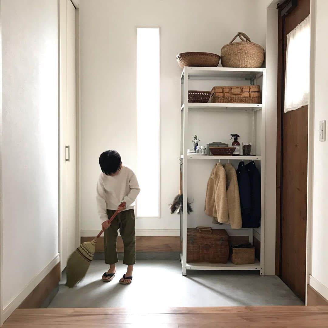 Ayakoのインスタグラム：「2020.02.15 ・ ・ 玄関を掃く音がしたので、誰か掃除してくれている！と思って見に行くと ・ レレレの息子さんがおった。 ・ そんな我が家のゆるい土曜日の朝。 ・ #素足に下駄に箒 ・」