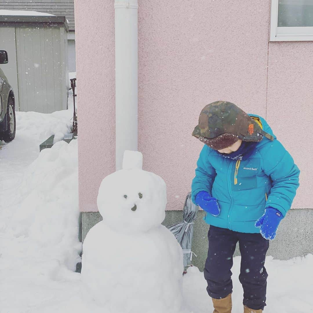 浜島直子さんのインスタグラム写真 - (浜島直子Instagram)「今年は驚くほど雪が少なくて春のようなベチャッとした雪だけど、それでも楽しそうに雪遊び⛄️ 私が子供の頃からある近所の公園は冬になると雪捨て場になるのだけど、そこでよくソリ滑りやミニスキーで遊んだなぁ。懐かしい。 「ベランダで氷を作る実験」も、東京ではなかなか(というかほぼ無理)成功しないけど、札幌だと大成功だね🧊✨ ・ #札幌 #北海道 #帰省 #雪遊び #雪だるま」2月15日 14時27分 - hamaji_0912