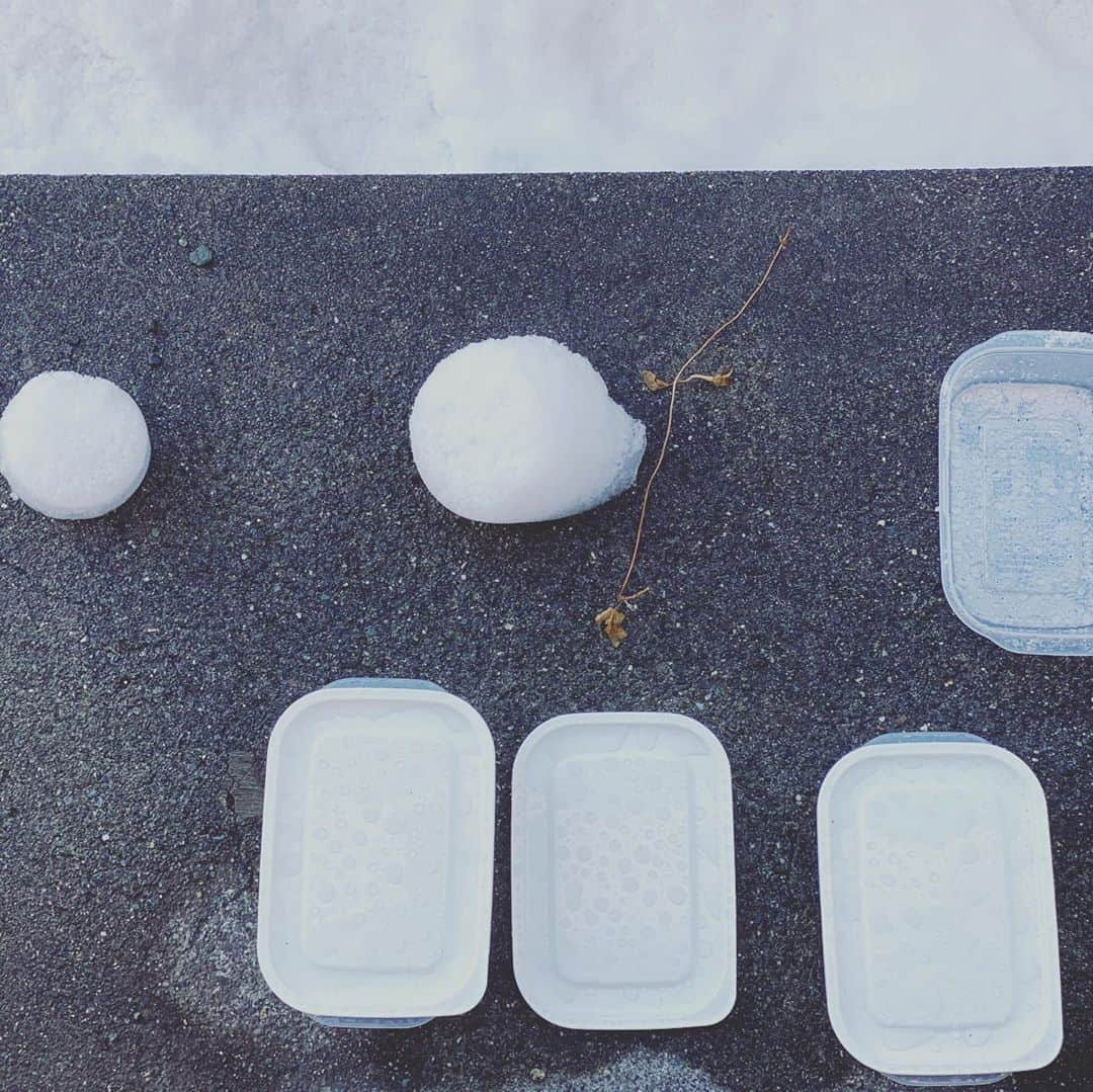 浜島直子さんのインスタグラム写真 - (浜島直子Instagram)「今年は驚くほど雪が少なくて春のようなベチャッとした雪だけど、それでも楽しそうに雪遊び⛄️ 私が子供の頃からある近所の公園は冬になると雪捨て場になるのだけど、そこでよくソリ滑りやミニスキーで遊んだなぁ。懐かしい。 「ベランダで氷を作る実験」も、東京ではなかなか(というかほぼ無理)成功しないけど、札幌だと大成功だね🧊✨ ・ #札幌 #北海道 #帰省 #雪遊び #雪だるま」2月15日 14時27分 - hamaji_0912