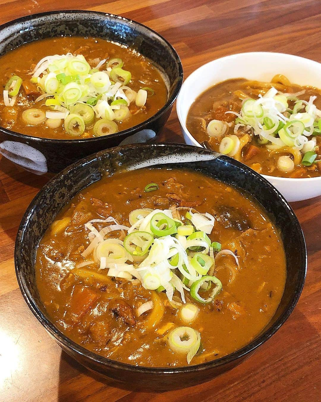 みきママさんのインスタグラム写真 - (みきママInstagram)「【ランチは残ったカレーでカレーうどんです！！】. . . . . . 杏ちゃん、パパにあげたチョコ、お前さんが食べんのかい😳😳😳😳. . . . . #みきママ #カレーうどん #バレンタイン」2月15日 14時34分 - mikimama_official