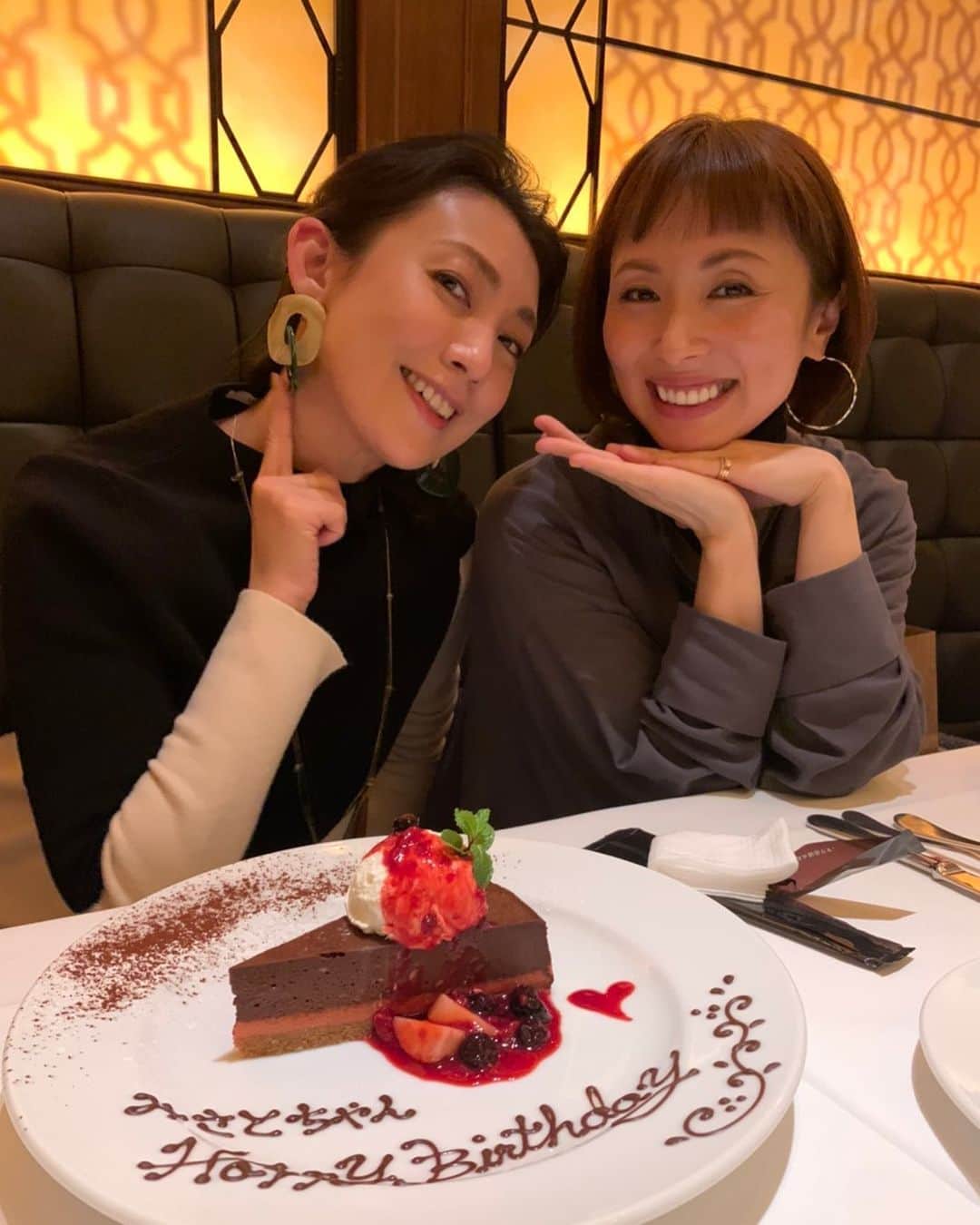 田中美里のインスタグラム：「京子ちゃんから可愛いイヤリングを。 ありがとう♡ 今日もつけてる。  #楊原京子  #大好き #eyeronim  #イヤリング #ありがとう」