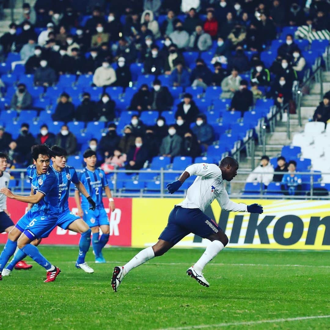 FC東京オフィシャルグッズさんのインスタグラム写真 - (FC東京オフィシャルグッズInstagram)「🇯🇵🗼 #蔚山現代FC  試合を引っ張った🇧🇷トリオ。 @diegoqoliveira  @adailton.silva  @leandrin21 @fctokyoofficial  #ディエゴオリヴェイラ #アダイウトン #レアンドロ #acl #ACL2020  #FC東京  #fctokyo  #tokyo」2月15日 14時39分 - fctokyoofficial