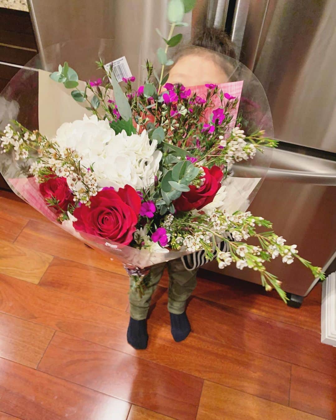 高木りなのインスタグラム：「Happy valentinesday❤️ 今年のバレンタインはアメリカ式で、とーちゃんが花束をくれました。そしてチョコレートと白ワインも。 #かーちゃん授乳中 #アルコール飲めましぇん 올해 발렌타인은 미국식으로 남편이 꽃다발을 줬어요. 그리고 초콜릿과 화이트와인도. #난모유수유중 #알콜못마심 . #happyvalentinesday #valentine #バレンタインデー #발렌타인데이」
