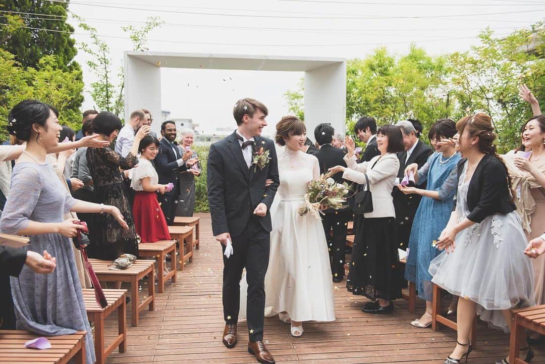 のインスタグラム：「明日予約できるブライダルフェア情報！  一件目来館で特典有✨ シャンパン＆コース形式試食の体験付き  初めての結婚式ご見学の方限定フェア。  ミシュラン９年連続獲得のアルマンシェフの南仏料理  美を追求した自社衣装のメゾンドブランシュ  心地よい空間を作り上げる音楽、花、MC、、。 全てがそろって最高の結婚式をご提案。  レストランと同じ本場と時差の無いプロヴァンス料理は ミシュラン星付きシェフ監修、 結婚式は二人らしい貸切の空間でおもてなし。  レストランウエディングなのに ホテル並みの設備やガーデンが揃います。  是非、実際にご体感ください。  #wedding  #france  #michelin  #restaurant  #2020 #japan  #メゾンプルミエール  #ミシュラン #ウエディングレポ  #レストランウエディング﻿ #中目黒  #恵比寿 #代官山　 #ブライダルフェア ﻿  #結婚式﻿ #結婚式場探し  #プリオホールディングス  #ランチ #アフタヌーンティー#ディナー  #フランス料理 ﻿ #式場見学 ﻿#自然　 #レストラン #恵比寿結婚式  #プロヴァンス #フランス #南仏 #ガーデンウエディング #国際結婚」