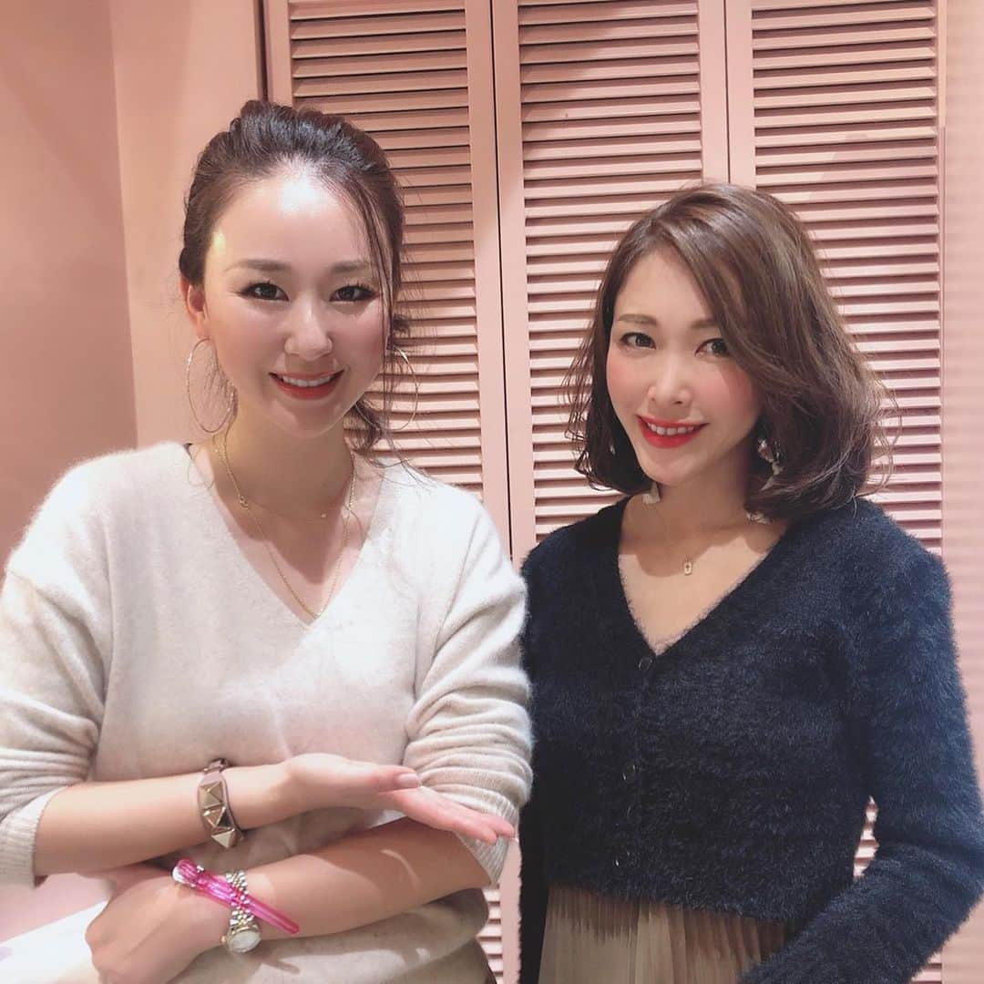 長谷川朋美さんのインスタグラム写真 - (長谷川朋美Instagram)「髪バッサリ切りましたー😆 ずっと切りたくてウズウズしてたからサッパリ‼️ ・ カットは、センスを絶大に信用している @yuka.mahaloinc にお願いしましたよ🥰 ・ ビルの中に店舗ジワジワ攻めていてw おんなじビルの中にコンセプトが違う#ヘアサロン や#ネイルサロン #アイラッシュサロン #オフィス まで構えてる🤣 ・ 以前からやり手ですが、益々拍車がかかって、今では#ハイフ の#エステサロン や#海の家 まで経営と幅広い😂❤️ ・ しかも私の青春時代を過ごしたあの場所に またまた新店出店⁉︎とか本当凄いんですけどーw ・ 色々おしゃべりもできて楽しかった❤️ ・ 次回は新刊の撮影ヘアお願いしてるんで、 その時会いましょうー🌈 ・ #newhair #hair #regaloresort #女社長 #女性経営者 #valentineday」2月15日 15時15分 - hasegawa.elena.tomomi