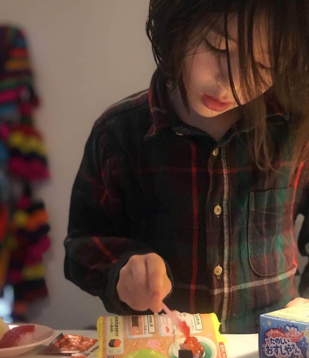 小林尊のインスタグラム：「Our Private Sushi Chef 🍣💕 うちのプライベート寿司職人 making candy #salmonroe #お菓子の寿司」