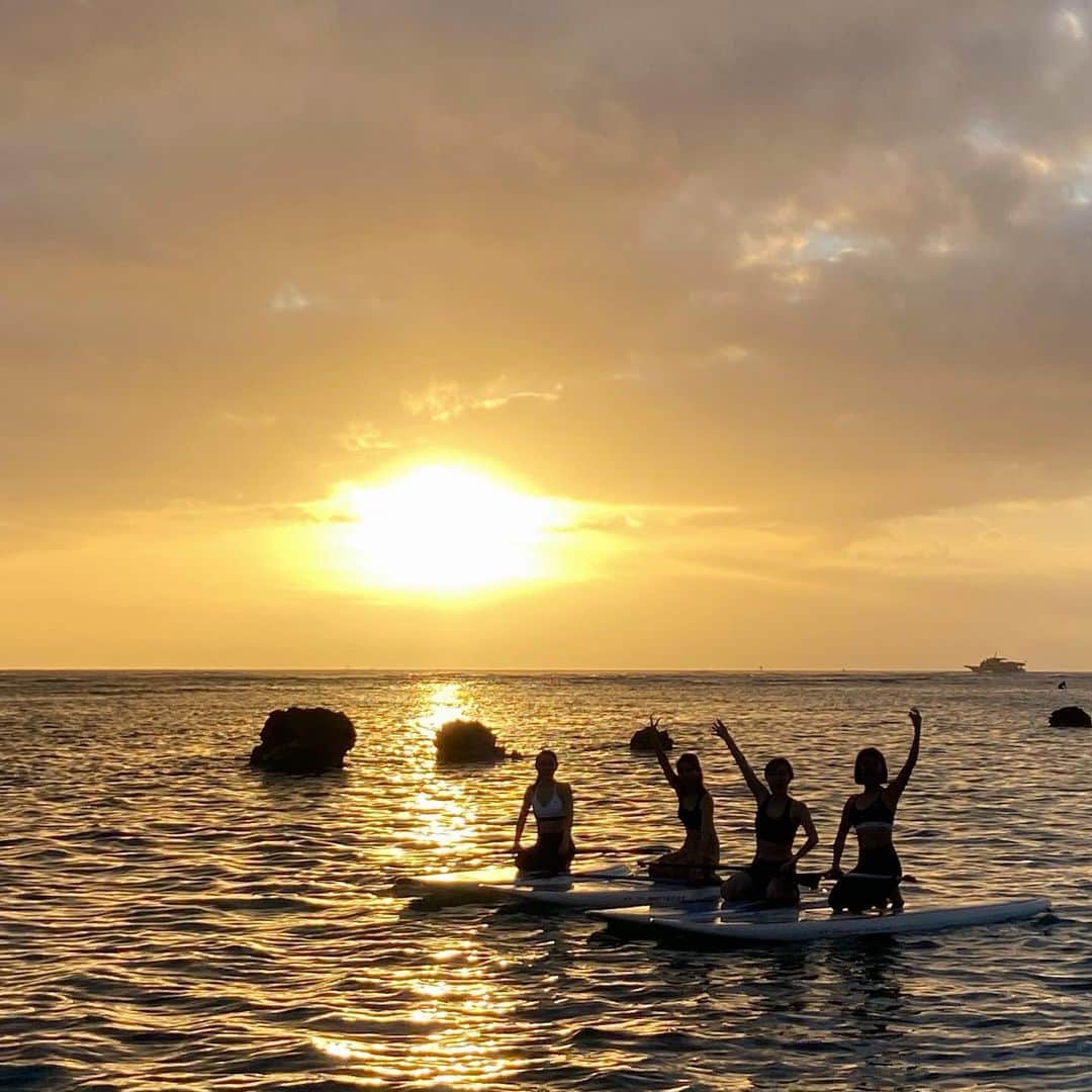 Aya（高本彩）さんのインスタグラム写真 - (Aya（高本彩）Instagram)「sunset sup🌴 先生は　@thesurfingsensei ❤︎ #hawaii  #waikiki #honolulu  #sau #sunset  #aloha #たくさん亀に出会えた」2月15日 15時20分 - aya_dream04
