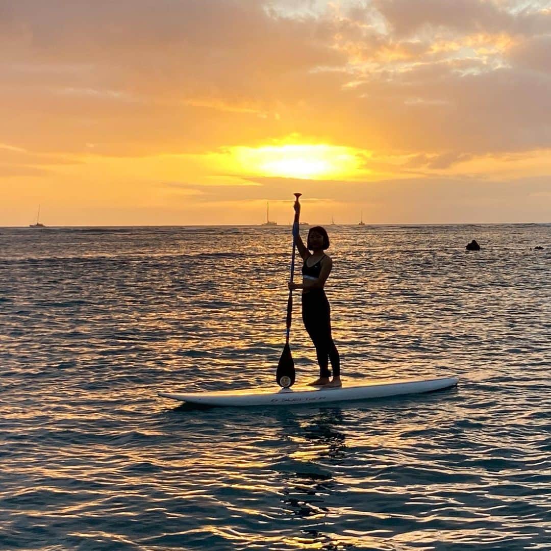 Aya（高本彩）さんのインスタグラム写真 - (Aya（高本彩）Instagram)「sunset sup🌴 先生は　@thesurfingsensei ❤︎ #hawaii  #waikiki #honolulu  #sau #sunset  #aloha #たくさん亀に出会えた」2月15日 15時20分 - aya_dream04