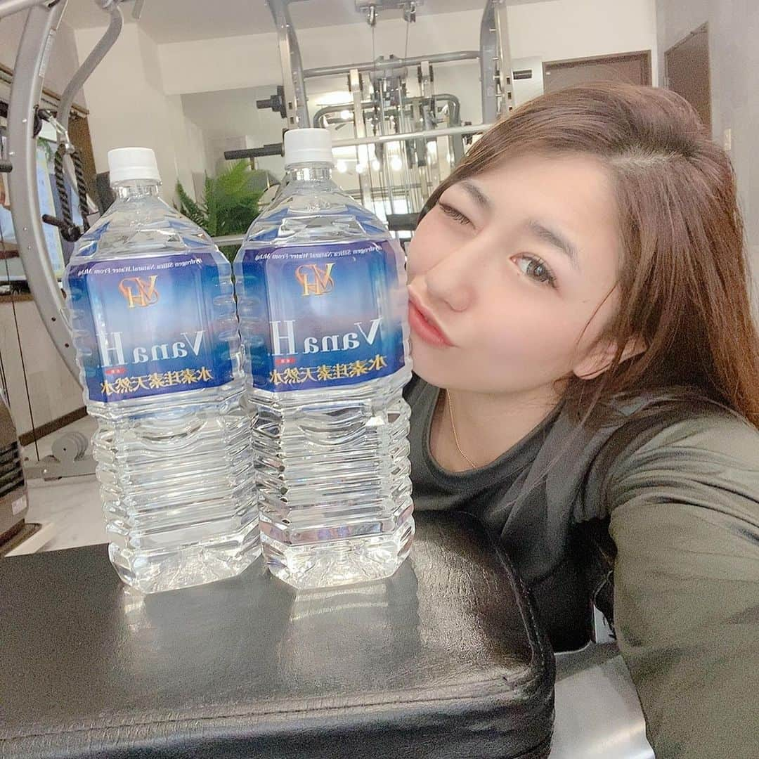 宮川杏奈さんのインスタグラム写真 - (宮川杏奈Instagram)「#パーソナルトレーナーの食事 #低糖質トレーナー . ハッピーバレンタイン💕 今日はお客様から🥦と高級なお水を頂きました🎁 チョコレートよりも倍嬉しいです👍🏽 私の事を考えてくれたその気持ちに惚れそうです。笑 . あぁ！ありがたい！！！ 本当に本当にありがとうございます😊🍀 . #バレンタイン #バレンタインデー #上越YG #パーソナルトレーナー #筋肉女子 #トレーニング女子 #ケトジェニックライフ #ケトジェニックダイエット #ボディメイク #フィットネス #ダイエット #トレーニング #ワークアウト #低糖質高タンパク #低糖質ダイエット #低糖質 #ローカーボ #ロカボ食品 #ロカボ #低糖質ごはん #糖質オフ #パーソナルトレーナーの生活 #トレーニングジム #パーソナルトレーニング #プライベートジム #パーソナルトレーニングジム #ビーチバレー選手 #バレーボール選手」2月15日 15時34分 - an1221na