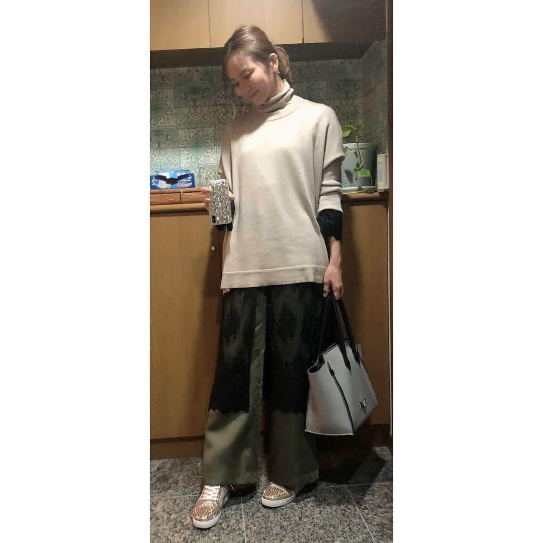 のインスタグラム：「🌟 久々のファッション自撮り 昨日のファッション そ。私のバレンタインファッション。 (なんだそれw) なんとなく気分が華やぐ日だから 乗っかってみて 靴はルブタンのキラキラ感に フーアの黒のレースカーディガンを ニットの下に仕込んでみた。 #玄関にマスク常備 #今日のファッション #昨日のファッション #ootd #fashion #rimark #christianlouboutin  #savemybag #これ凄く軽くて重宝 #haunt #hauntのニットもっと買っておけばよかった #今シーズンヘビロテ #何度クリーニングだしたことか #お気に入りのニットは自分で洗濯しないことにした冬 #fua #フーア #黒のレースカーディガン #褒められコーデ」