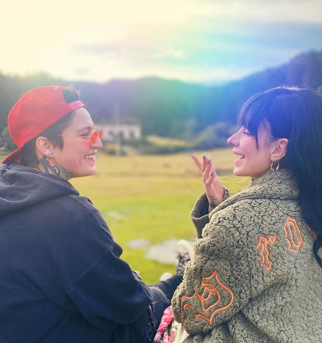ミランダ・イバネスのインスタグラム：「⁣La bestie @fuzztaft ♡! ⁣⁣ Ya son 4 años de viajar, ayudarnos, conocernos, y apoyarnos, somos de esas amikas que no pueden enojarse más de 4 días porque nuestra rutina se jode y nos extrañamos un buen haha y aparte está bien heavy ver la evolución de alguien solo para bien, es algo que le admiro un montón! ✨ ⁣⁣⁣ ⁣⁣⁣ Es una persona bien bonita aunque odie el aguacate :c 🥑✨⁣ ⁣ ⁣⁣(En la primera foto seguro estábamos diciendo los diálogos de cualquier episodio de Maria de todos Los Ángeles 😌)」