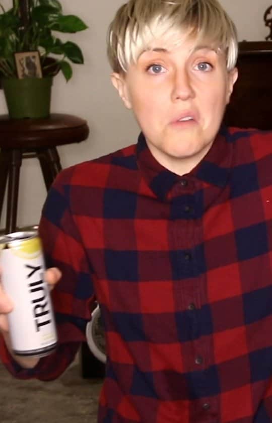 ハナー・ハートのインスタグラム：「Ella and I get together to drop some Valentine's Day truth bombs in this special edition of Two Truths & a Lie!  presented by @truly  #truly #trulyhardseltzer #TrulyPartner」