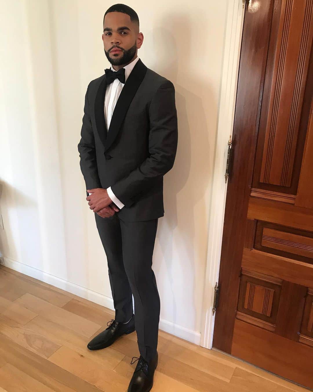 ディジョン・タルトンのインスタグラム：「Will you be my Valentine? I take you to dinner tonight. You dress up, I scoop you. On some last minute, I’ve been waiting for your text all day ish.....」