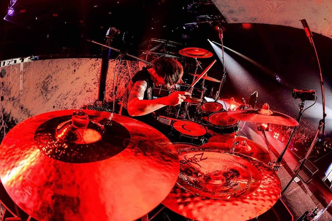 ONE OK ROCK WORLDさんのインスタグラム写真 - (ONE OK ROCK WORLDInstagram)「https://rollingstonejapan.com/articles/detail/33155 -  2020年1月29日、東京・国立代々木競技場第一体育館で開催された「ONE OK ROCK 2019-2020 "Eye of the Storm" JAPAN TOUR」 より、ライブレポ(一部抜粋) - 4人のバンドマンと約1万2千人のオーディエンスが作り出す尊い空間。当たり前のことかもしれないが、そこにあったのはただただシンプルに、歌と音楽だった。きらびやかな照明や巨大なスクリーンはパフォーマンスを盛り上げるための装置でしかない。会場の規模問わず、ONE OK ROCKのライブとは「語らい」の場であり、その共通言語になっているのはONE OK ROCKの曲である。胸の内に秘めたいろんな想いを炸裂させるかのように、ステージ上にエネルギーを送るオーディエンス。それに対して、まだまだ足りないと言わんばかりにさらにテンションを上げていく4人の演奏。この純度の高さこそが、ライブの真骨頂だ。 - 俺たちのように貪欲に生きろ、誰かが作った既存のものにとらわれるな――。ONE OK ROCKが約15年の歴史で作り上げた「価値」とは、自分らしくいることは何も恥ずかしくないということではないだろうか。そしてそんな価値観を圧倒的な演奏力と歌唱力で体現してみせた約2時間半、ONE OK ROCKというバンドはさらに進化していくと確信した。 - ◆ライブ中のスマホ撮影を解禁した「Stand Out Fit In」と「完全感覚Dreamer」◆ -  興奮と衝動。お前を突き動かすものは何なのか？　怒りなのか悲しみなのか、もしくは痛みなのか。その全部をONE OK ROCKの音楽にぶつけてこいと迫ってくる。そんな状況下であれこれ禁止されたら、そりゃテンションも下がるだろう。だからルールを無視してやりたいようにやれ！という考え方も分かる。だが一方でアーティストが真剣勝負をしている空間だ。そんな緊張感の中、ただ突っ立ってスマホ越しにじーっと見るオーディエンスばかりだったら、表現している方は面白くないだろう。Takaはそんなことを身をもって示しつつ、でもファンが喜んでくれるという理由で最後は人気曲で締めくくる。扇動者でありながら、生粋のエンターテイナーでもあるのだ。  この日のMCで「（チャレンジングなアルバム『Eye of the Storm』を引っさげて）いろんな国をまわってみて自分達がいかにロックバンドを、ロックの音楽を愛しているかということが分かった」と語ったTaka。ロックという音楽には、時には人生に強い影響を与える「信念」が宿っていると思うし、それがあるからハッとするような「革新」が生まれ、その積み重ねが「伝統」になっていく。その重みは、どんなものにも負けない。そんな強さをあらためて感じさせるステージだった。 Photo by Rui Hashimoto Text by  Takuro Ueno - #oneokrockofficial #10969taka #toru_10969 #tomo_10969 #ryota_0809 #fueledbyramen #eyeofthestorm #eyeofthestormjapantour20192020」2月15日 6時55分 - oneokrockworld