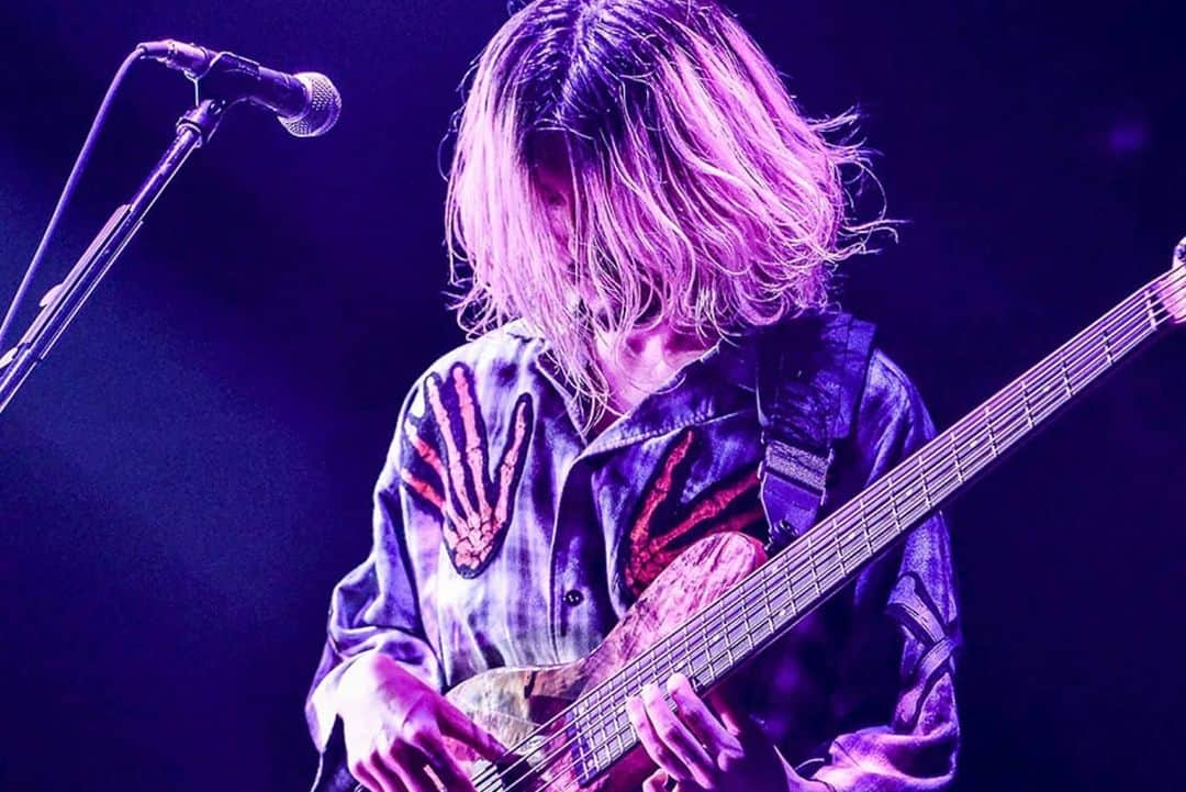 ONE OK ROCK WORLDさんのインスタグラム写真 - (ONE OK ROCK WORLDInstagram)「https://rollingstonejapan.com/articles/detail/33155 -  2020年1月29日、東京・国立代々木競技場第一体育館で開催された「ONE OK ROCK 2019-2020 "Eye of the Storm" JAPAN TOUR」 より、ライブレポ(一部抜粋) - 4人のバンドマンと約1万2千人のオーディエンスが作り出す尊い空間。当たり前のことかもしれないが、そこにあったのはただただシンプルに、歌と音楽だった。きらびやかな照明や巨大なスクリーンはパフォーマンスを盛り上げるための装置でしかない。会場の規模問わず、ONE OK ROCKのライブとは「語らい」の場であり、その共通言語になっているのはONE OK ROCKの曲である。胸の内に秘めたいろんな想いを炸裂させるかのように、ステージ上にエネルギーを送るオーディエンス。それに対して、まだまだ足りないと言わんばかりにさらにテンションを上げていく4人の演奏。この純度の高さこそが、ライブの真骨頂だ。 - 俺たちのように貪欲に生きろ、誰かが作った既存のものにとらわれるな――。ONE OK ROCKが約15年の歴史で作り上げた「価値」とは、自分らしくいることは何も恥ずかしくないということではないだろうか。そしてそんな価値観を圧倒的な演奏力と歌唱力で体現してみせた約2時間半、ONE OK ROCKというバンドはさらに進化していくと確信した。 - ◆ライブ中のスマホ撮影を解禁した「Stand Out Fit In」と「完全感覚Dreamer」◆ -  興奮と衝動。お前を突き動かすものは何なのか？　怒りなのか悲しみなのか、もしくは痛みなのか。その全部をONE OK ROCKの音楽にぶつけてこいと迫ってくる。そんな状況下であれこれ禁止されたら、そりゃテンションも下がるだろう。だからルールを無視してやりたいようにやれ！という考え方も分かる。だが一方でアーティストが真剣勝負をしている空間だ。そんな緊張感の中、ただ突っ立ってスマホ越しにじーっと見るオーディエンスばかりだったら、表現している方は面白くないだろう。Takaはそんなことを身をもって示しつつ、でもファンが喜んでくれるという理由で最後は人気曲で締めくくる。扇動者でありながら、生粋のエンターテイナーでもあるのだ。  この日のMCで「（チャレンジングなアルバム『Eye of the Storm』を引っさげて）いろんな国をまわってみて自分達がいかにロックバンドを、ロックの音楽を愛しているかということが分かった」と語ったTaka。ロックという音楽には、時には人生に強い影響を与える「信念」が宿っていると思うし、それがあるからハッとするような「革新」が生まれ、その積み重ねが「伝統」になっていく。その重みは、どんなものにも負けない。そんな強さをあらためて感じさせるステージだった。 Photo by Rui Hashimoto Text by  Takuro Ueno - #oneokrockofficial #10969taka #toru_10969 #tomo_10969 #ryota_0809 #fueledbyramen #eyeofthestorm #eyeofthestormjapantour20192020」2月15日 6時55分 - oneokrockworld