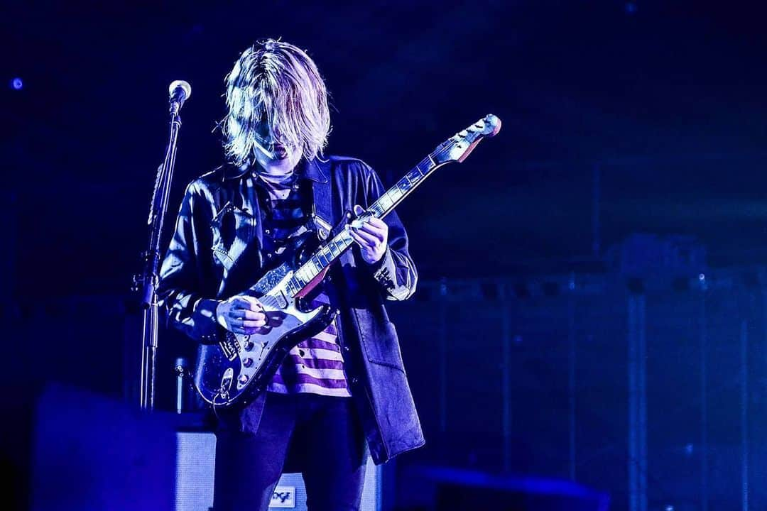 ONE OK ROCK WORLDさんのインスタグラム写真 - (ONE OK ROCK WORLDInstagram)「https://rollingstonejapan.com/articles/detail/33155 -  2020年1月29日、東京・国立代々木競技場第一体育館で開催された「ONE OK ROCK 2019-2020 "Eye of the Storm" JAPAN TOUR」 より、ライブレポ(一部抜粋) - 4人のバンドマンと約1万2千人のオーディエンスが作り出す尊い空間。当たり前のことかもしれないが、そこにあったのはただただシンプルに、歌と音楽だった。きらびやかな照明や巨大なスクリーンはパフォーマンスを盛り上げるための装置でしかない。会場の規模問わず、ONE OK ROCKのライブとは「語らい」の場であり、その共通言語になっているのはONE OK ROCKの曲である。胸の内に秘めたいろんな想いを炸裂させるかのように、ステージ上にエネルギーを送るオーディエンス。それに対して、まだまだ足りないと言わんばかりにさらにテンションを上げていく4人の演奏。この純度の高さこそが、ライブの真骨頂だ。 - 俺たちのように貪欲に生きろ、誰かが作った既存のものにとらわれるな――。ONE OK ROCKが約15年の歴史で作り上げた「価値」とは、自分らしくいることは何も恥ずかしくないということではないだろうか。そしてそんな価値観を圧倒的な演奏力と歌唱力で体現してみせた約2時間半、ONE OK ROCKというバンドはさらに進化していくと確信した。 - ◆ライブ中のスマホ撮影を解禁した「Stand Out Fit In」と「完全感覚Dreamer」◆ -  興奮と衝動。お前を突き動かすものは何なのか？　怒りなのか悲しみなのか、もしくは痛みなのか。その全部をONE OK ROCKの音楽にぶつけてこいと迫ってくる。そんな状況下であれこれ禁止されたら、そりゃテンションも下がるだろう。だからルールを無視してやりたいようにやれ！という考え方も分かる。だが一方でアーティストが真剣勝負をしている空間だ。そんな緊張感の中、ただ突っ立ってスマホ越しにじーっと見るオーディエンスばかりだったら、表現している方は面白くないだろう。Takaはそんなことを身をもって示しつつ、でもファンが喜んでくれるという理由で最後は人気曲で締めくくる。扇動者でありながら、生粋のエンターテイナーでもあるのだ。  この日のMCで「（チャレンジングなアルバム『Eye of the Storm』を引っさげて）いろんな国をまわってみて自分達がいかにロックバンドを、ロックの音楽を愛しているかということが分かった」と語ったTaka。ロックという音楽には、時には人生に強い影響を与える「信念」が宿っていると思うし、それがあるからハッとするような「革新」が生まれ、その積み重ねが「伝統」になっていく。その重みは、どんなものにも負けない。そんな強さをあらためて感じさせるステージだった。 Photo by Rui Hashimoto Text by  Takuro Ueno - #oneokrockofficial #10969taka #toru_10969 #tomo_10969 #ryota_0809 #fueledbyramen #eyeofthestorm #eyeofthestormjapantour20192020」2月15日 6時55分 - oneokrockworld