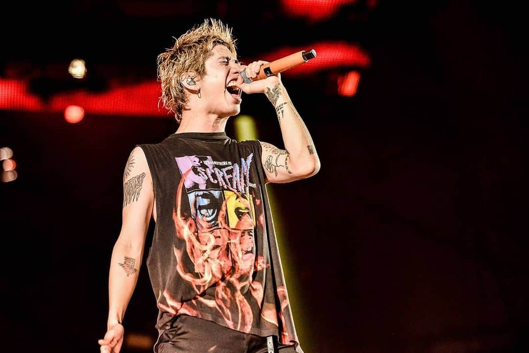 ONE OK ROCK WORLDさんのインスタグラム写真 - (ONE OK ROCK WORLDInstagram)「https://rollingstonejapan.com/articles/detail/33155 -  2020年1月29日、東京・国立代々木競技場第一体育館で開催された「ONE OK ROCK 2019-2020 "Eye of the Storm" JAPAN TOUR」 より、ライブレポ(一部抜粋) - 4人のバンドマンと約1万2千人のオーディエンスが作り出す尊い空間。当たり前のことかもしれないが、そこにあったのはただただシンプルに、歌と音楽だった。きらびやかな照明や巨大なスクリーンはパフォーマンスを盛り上げるための装置でしかない。会場の規模問わず、ONE OK ROCKのライブとは「語らい」の場であり、その共通言語になっているのはONE OK ROCKの曲である。胸の内に秘めたいろんな想いを炸裂させるかのように、ステージ上にエネルギーを送るオーディエンス。それに対して、まだまだ足りないと言わんばかりにさらにテンションを上げていく4人の演奏。この純度の高さこそが、ライブの真骨頂だ。 - 俺たちのように貪欲に生きろ、誰かが作った既存のものにとらわれるな――。ONE OK ROCKが約15年の歴史で作り上げた「価値」とは、自分らしくいることは何も恥ずかしくないということではないだろうか。そしてそんな価値観を圧倒的な演奏力と歌唱力で体現してみせた約2時間半、ONE OK ROCKというバンドはさらに進化していくと確信した。 - ◆ライブ中のスマホ撮影を解禁した「Stand Out Fit In」と「完全感覚Dreamer」◆ -  興奮と衝動。お前を突き動かすものは何なのか？　怒りなのか悲しみなのか、もしくは痛みなのか。その全部をONE OK ROCKの音楽にぶつけてこいと迫ってくる。そんな状況下であれこれ禁止されたら、そりゃテンションも下がるだろう。だからルールを無視してやりたいようにやれ！という考え方も分かる。だが一方でアーティストが真剣勝負をしている空間だ。そんな緊張感の中、ただ突っ立ってスマホ越しにじーっと見るオーディエンスばかりだったら、表現している方は面白くないだろう。Takaはそんなことを身をもって示しつつ、でもファンが喜んでくれるという理由で最後は人気曲で締めくくる。扇動者でありながら、生粋のエンターテイナーでもあるのだ。  この日のMCで「（チャレンジングなアルバム『Eye of the Storm』を引っさげて）いろんな国をまわってみて自分達がいかにロックバンドを、ロックの音楽を愛しているかということが分かった」と語ったTaka。ロックという音楽には、時には人生に強い影響を与える「信念」が宿っていると思うし、それがあるからハッとするような「革新」が生まれ、その積み重ねが「伝統」になっていく。その重みは、どんなものにも負けない。そんな強さをあらためて感じさせるステージだった。 Photo by Rui Hashimoto Text by  Takuro Ueno - #oneokrockofficial #10969taka #toru_10969 #tomo_10969 #ryota_0809 #fueledbyramen #eyeofthestorm #eyeofthestormjapantour20192020」2月15日 6時55分 - oneokrockworld