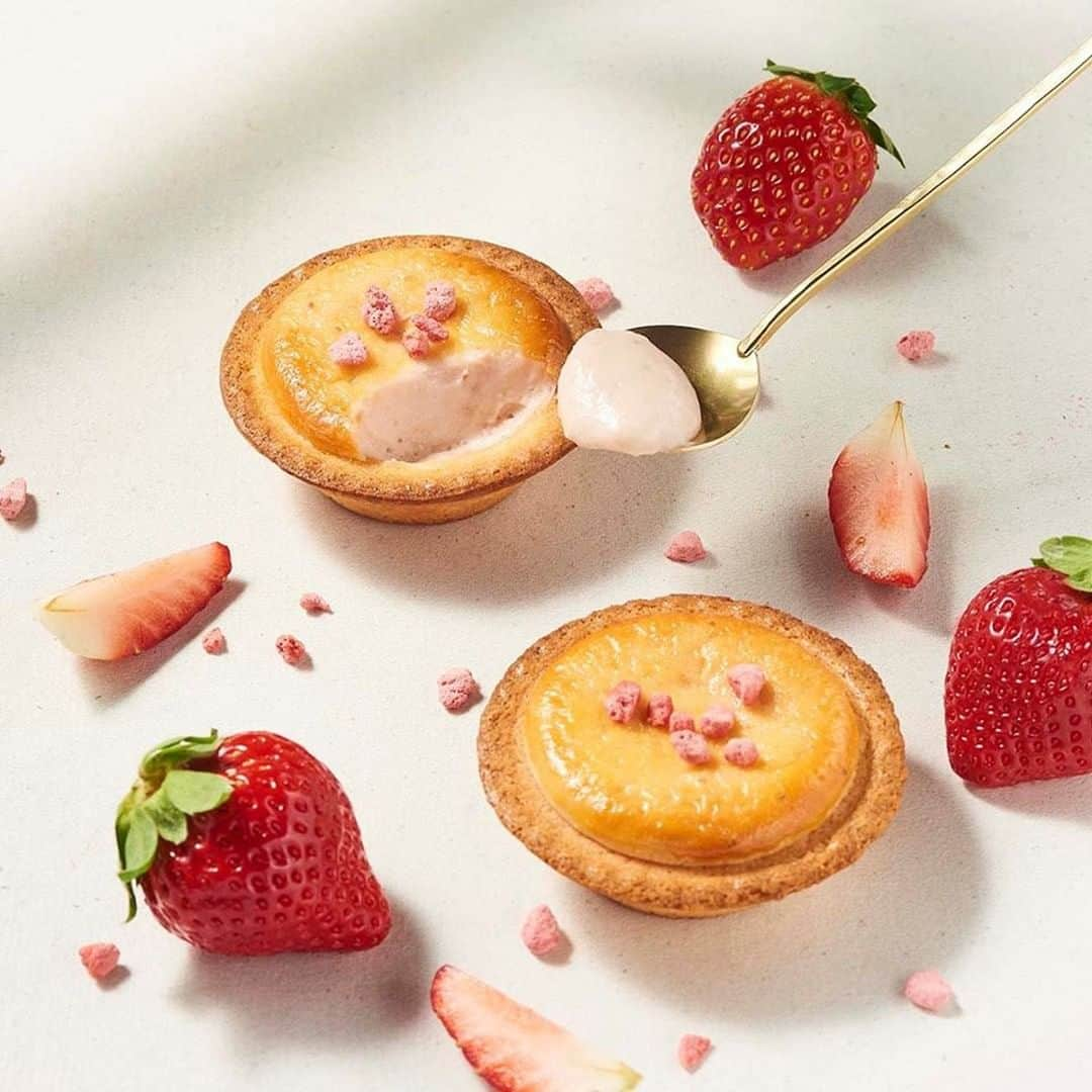 BAKE CHEESE TART OFFICIALさんのインスタグラム写真 - (BAKE CHEESE TART OFFICIALInstagram)「2/15(土)新発売！「あまおういちごチーズタルト」 ふわっとクリーミーなチーズムースに芳醇な「あまおう苺」のピューレを練り込んだ「あまおういちごチーズタルト」。ほんのりピンク色のチーズタルトに、フリーズドライの「あまおう苺」をトッピングした華やかな見た目のチーズタルトで、ひとあし早く春気分を味わってみてはいかがでしょうか🍓✨ . 期間中、クリエイティブスタジオKLOKAによる色鮮やかな限定パッケージもご用意していますので、ご褒美スイーツとしてはもちろん、ご家族やご友人への手土産としてもご利用ください。 . 3/31(火)までの期間限定フレーバーをお見逃しなく！ . ※サンエーPARCO CITY店では販売しておりません。予めご了承ください﻿ ※各日数量限定の為、なくなり次第販売終了となります . #あまおういちごチーズタルト #いちごチーズタルト #いちごスイーツ #あまおう苺 #あまおう #ストロベリー #いちご好き #期間限定﻿ #春スイーツ #ご褒美スイーツ ﻿ #季節を楽しむ ﻿ #おうちカフェ #家カフェ #手土産 ﻿ #お土産 #おみやげ #おやつ ﻿ #スイーツ ﻿ #スイーツ好き ﻿ #スイーツ部 #デザート #お菓子 ﻿ #チーズタルト専門店 #チーズタルト ﻿ #チーズケーキ #タルト #bake #bakeチーズタルト #ベイクチーズタルト ﻿ #bakecheesetart」2月15日 7時00分 - bakecheesetart