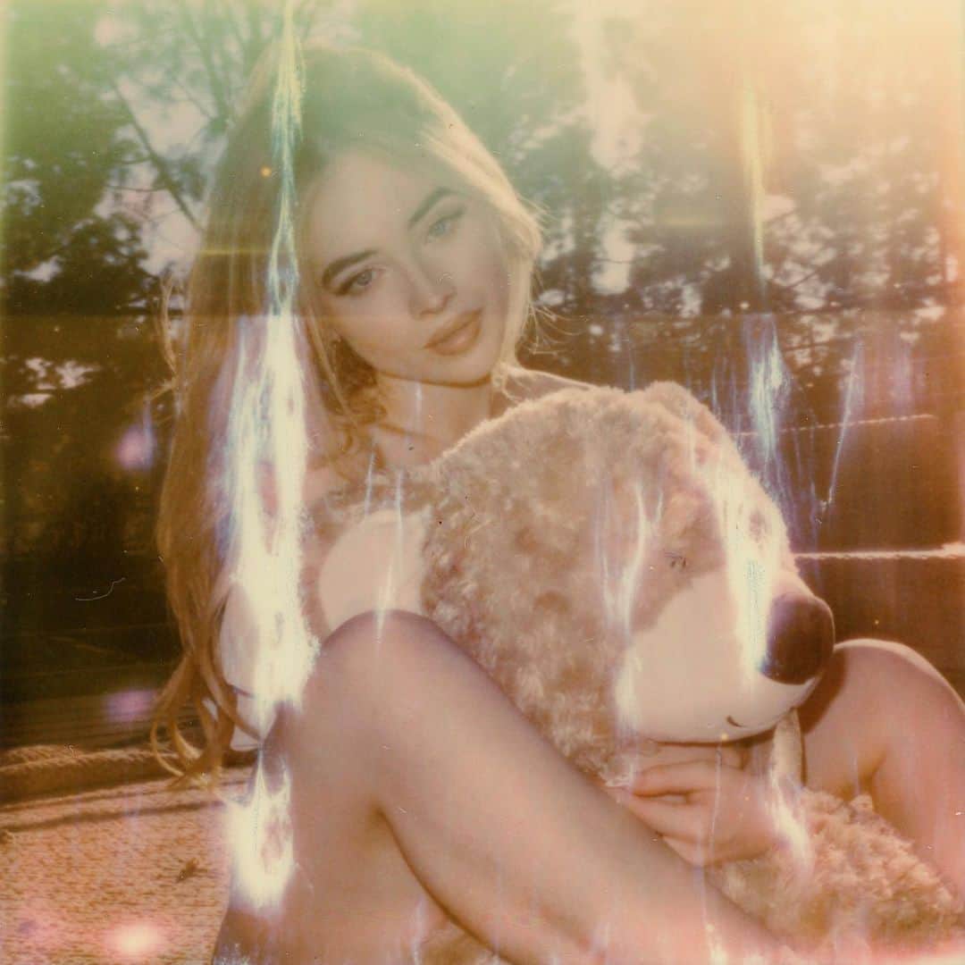 サブリナ・カーペンターのインスタグラム：「happy vday🧸♥️ Honeymoon Fades is out now.」