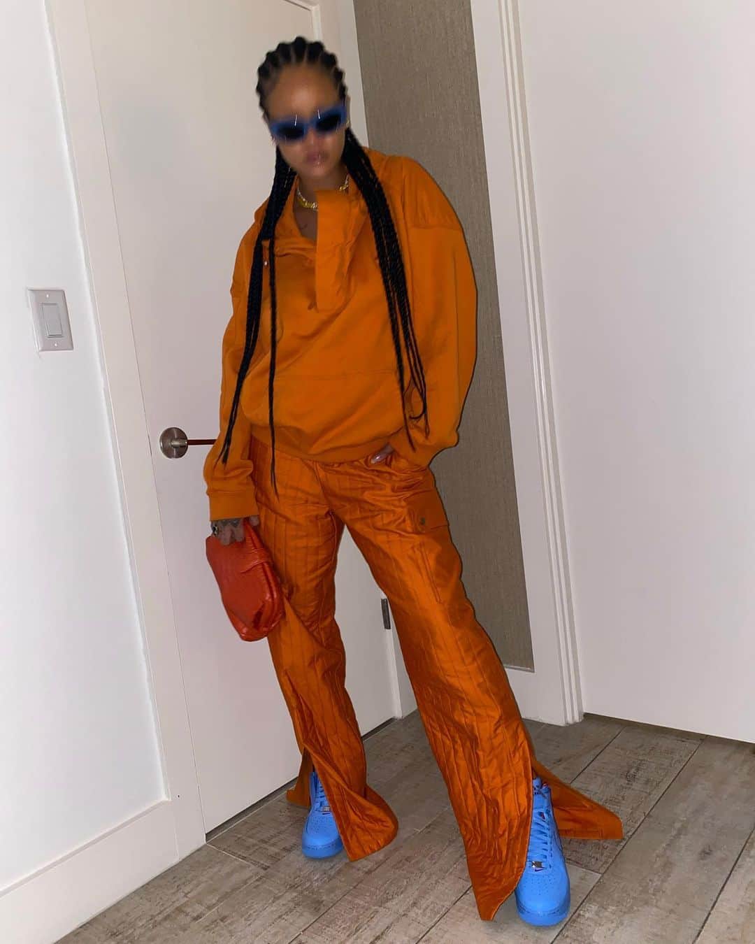 リアーナのインスタグラム：「my forehead and i...livin our best lives」