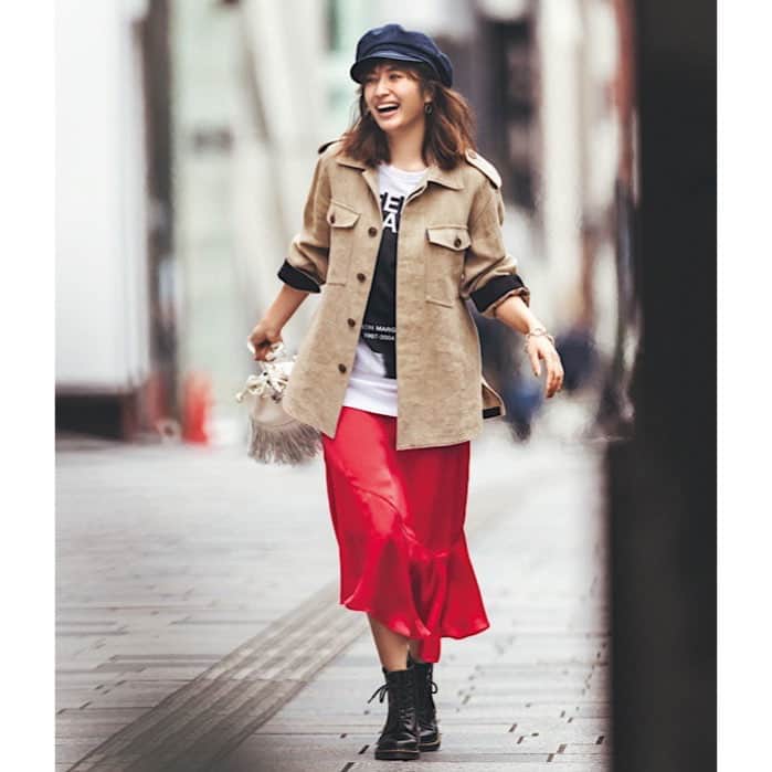 CLASSY公式さんのインスタグラム写真 - (CLASSY公式Instagram)「2月15日(土)⁠⠀ ⁠⠀ サテンの赤は脱ドレッシーで着るのが正解。思いっきりカジュアルに転ばせたコーデが今っぼさ抜群。⁠⠀ ⁠⠀ トレンド感のあるCPOジャケットやマーチンブーツを挟み込んで、パッと目を引く街カジュアルに。⁠⠀ ⁠⠀ #CLASSYmagazine⁠⠀ #今日の服装⁠⠀ #今日のコーデ⁠⠀ #カジュアルコーデ⁠⠀ #CPOジャケット⁠⠀ #サテンスカート⁠⠀ #カラースカート⁠⠀ #マーチンブーツ」2月15日 7時23分 - classy_mag_insta