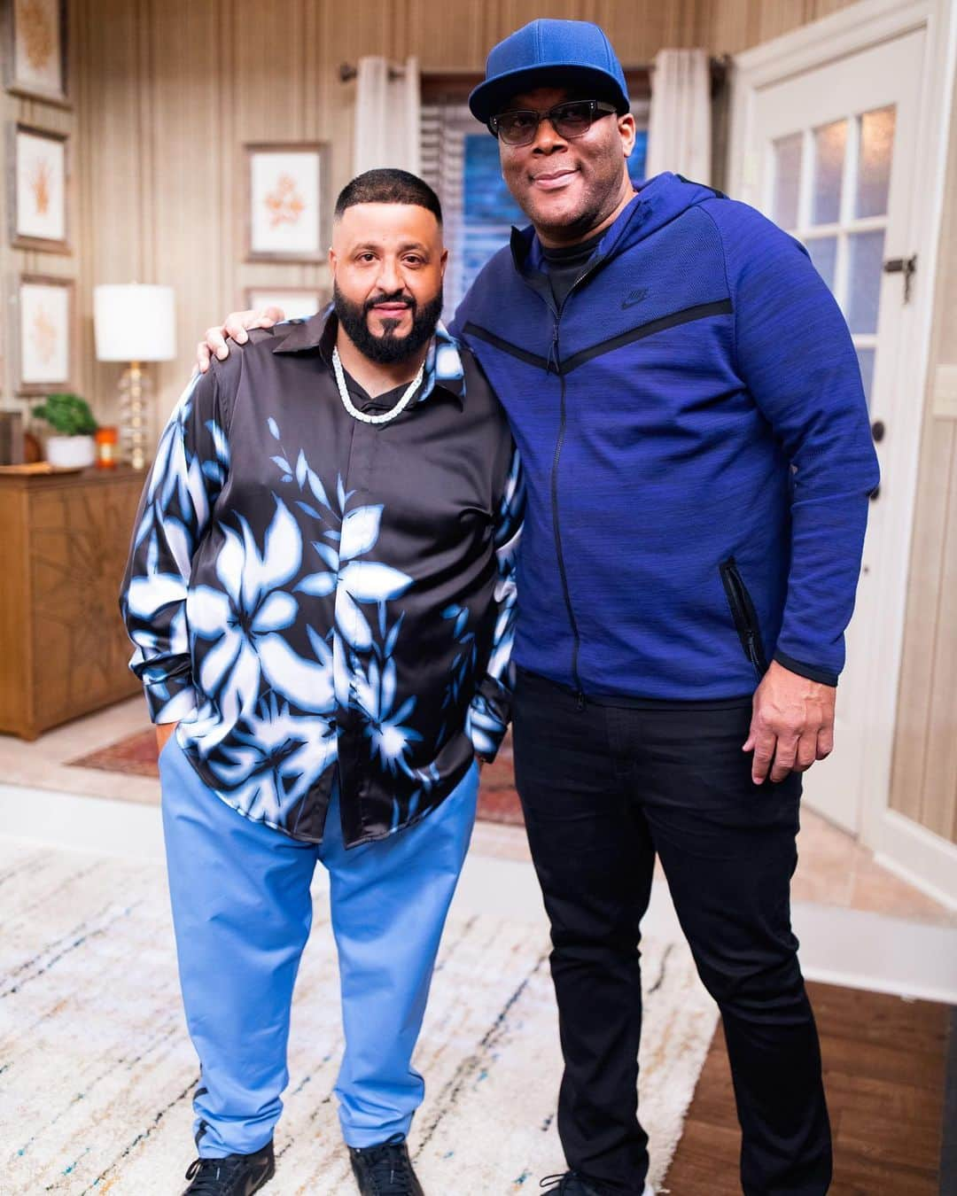 DJキャレドさんのインスタグラム写真 - (DJキャレドInstagram)「Bless up @tylerperry it was amazing working wit you today thank you for all the luv and thank you for this great opportunity! Tyler Perry Studios is truly inspiring! 🎥  Had so much fun ! MIAMI ATL CHICAGO ALL IN ONE DAY .  #WETHEBEST 🎶 and 🎥  ANOTHER ONE ! @tylerperrystudios  This pic was taken on set by @ivanberrios」2月15日 7時16分 - djkhaled