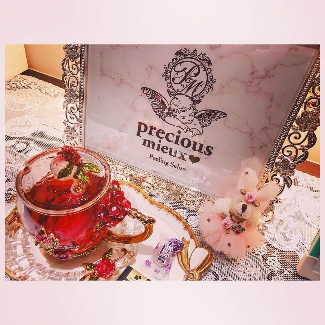 美沙玲奈のインスタグラム：「5回目のハーブピーリング🌿 @precious_mieux 💝  今回は、デトックスライトピーリング✨ オプションで部分ピーリング。 担当は、もも🍑さんです！  体調を崩してお肌も疲れきってたけど、 燃えるような痛みを乗り越えた結果、 おかげさまでツルピカになりました🥺 いつも、もも🍑さんに感謝です🙇✨ 可愛いチョコも有難うございます🍫  #precious_mieux #ニキビ治療 #ニキビ #ニキビ跡 #日焼け止め #ピーリング #タピオカ #背中ニキビ #ニキビケア #プレシャスミュー #ハーブピーリング #東京サロン #エステサロン」