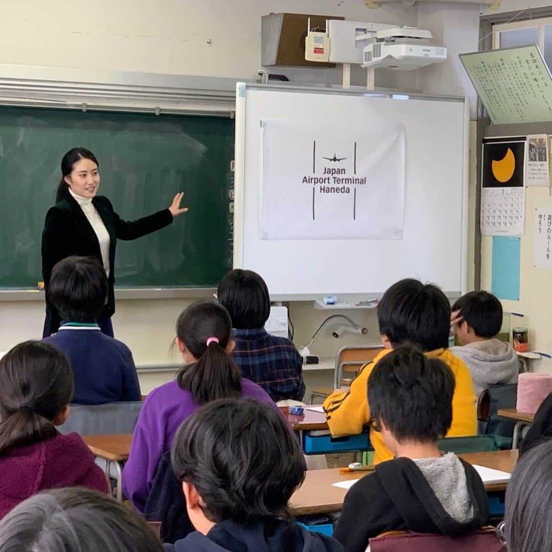田中琴乃さんのインスタグラム写真 - (田中琴乃Instagram)「【ユメセン】 ・ @大田区西六郷小学校 ・ 都内では数少ない夢の教室。 日本空港ビルデングさんのご支援により開催されました。 ・ 生徒さんには夢がたくさん。 すてきな道がこれからたくさん待っていると思うと何だかうきうきします。 ・ ・ #夢の教室  #ユメセン  #jfa  #大田区 #仲良し2人組  #かわいい #最後列」2月15日 7時30分 - tanakakotono