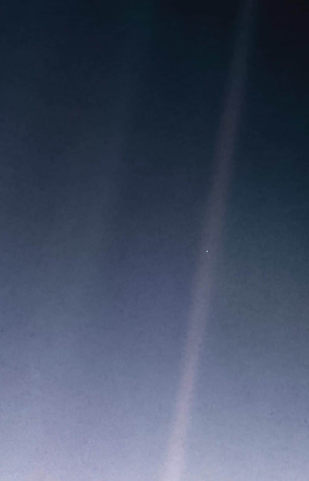 のインスタグラム：「30 years ago today, scientist Carl Sagan asked NASA’s Voyager 1 to spin around to capture an iconic portrait of our world. This humbling view of Earth from 6.4 billion kilometers away is known as the “Pale Blue Dot.” Today, we celebrate Carl Sagan and the 30th anniversary of his valentine to planet earth.」