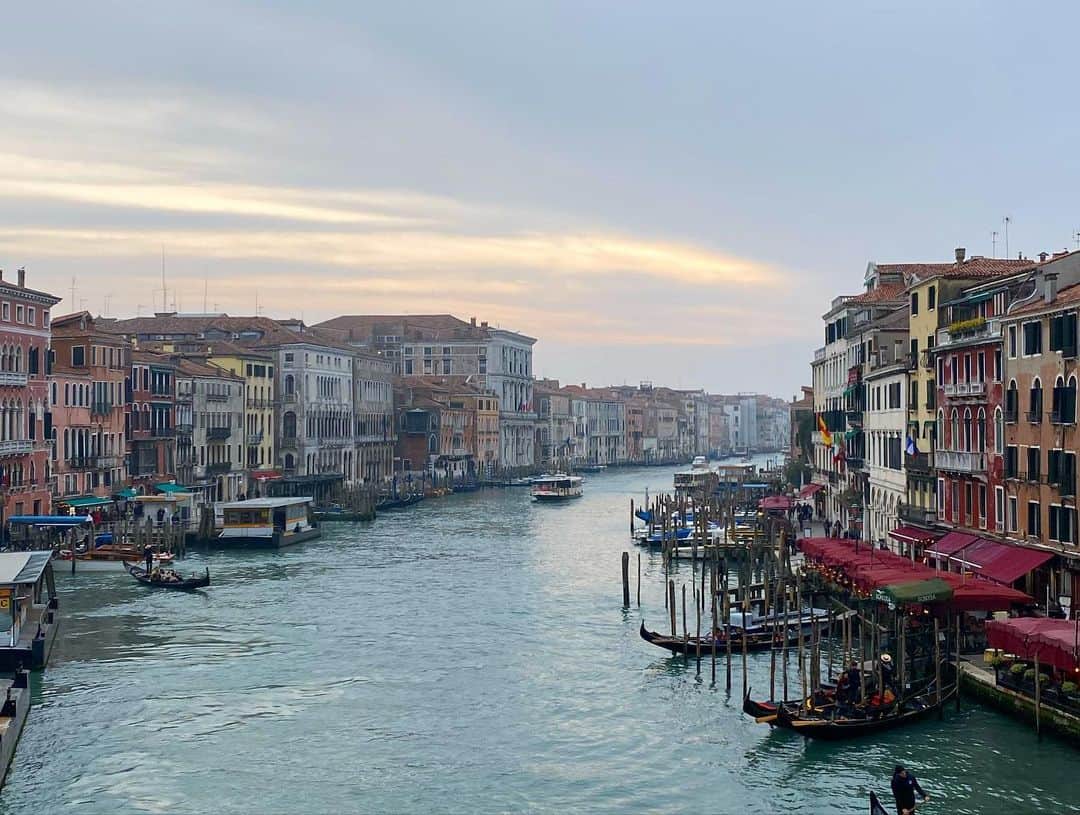 大山百合香さんのインスタグラム写真 - (大山百合香Instagram)「#italia🇮🇹 #milano #duomo #venezia  イタリアの旅に来ています🇮🇹 2度目のイタリアは、懐かしさと新鮮な空気が心地よい🍃 見るものすべてが美しい✨ 移動中に歌詞も仕上がりました🎶 たくさん吸収して 気をつけて帰ります‼︎」2月15日 7時34分 - ohyamayurika