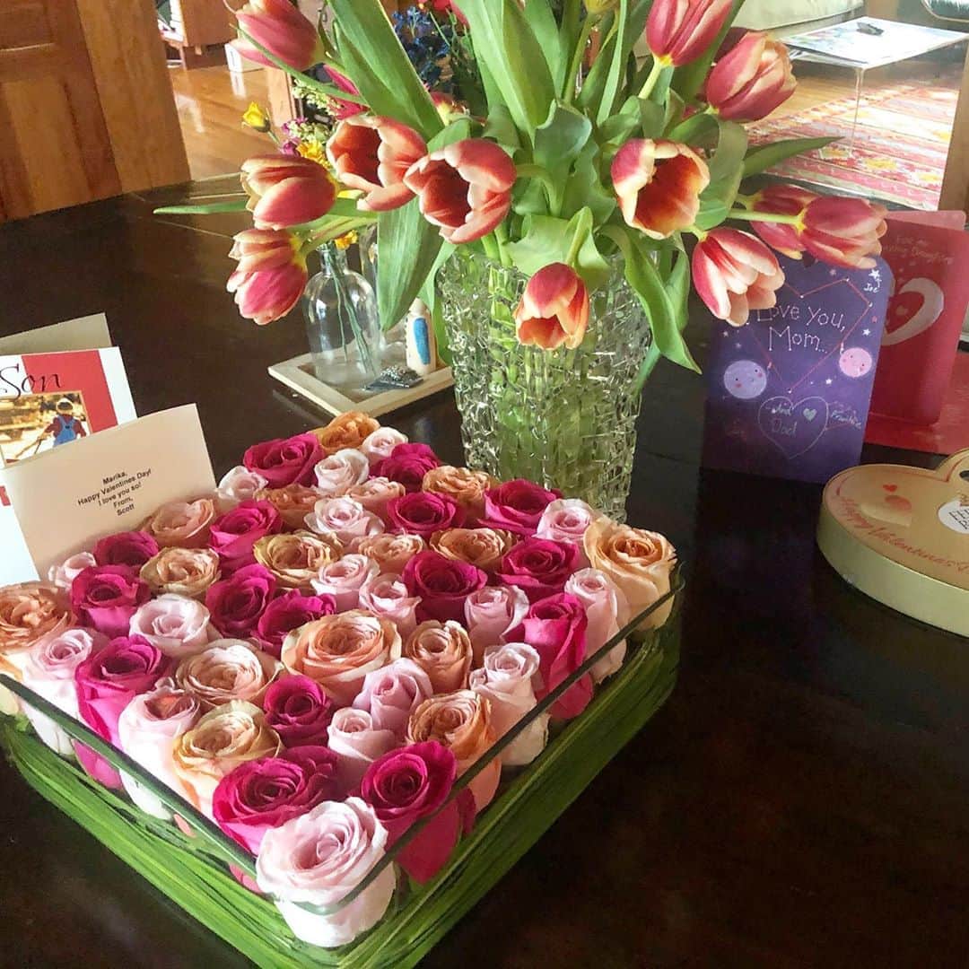 スコット・フォーリーのインスタグラム：「Lots of love in the Foley house this Valentine’s Day!」