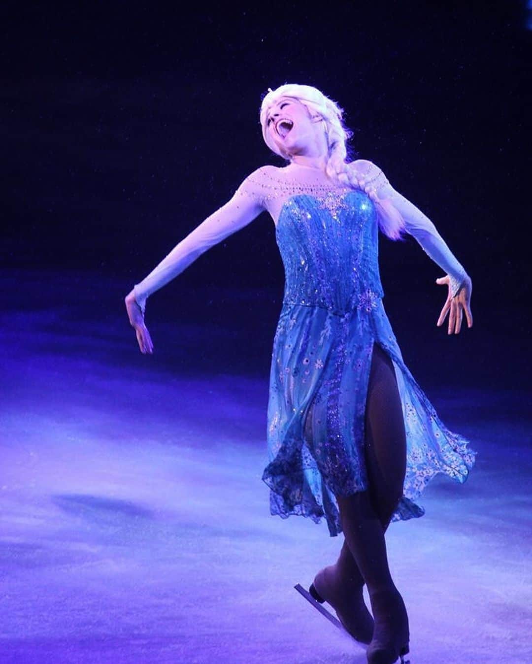 ベッキー・ベレスウィルのインスタグラム：「Frozen Friday! #fbf #artistperformerchallenge thanks for the nomination @tay.partridge! ❄️👯‍♀️ #frozen #elsa #letitgo #disneyonice」