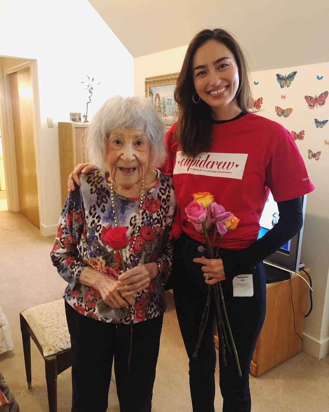 長谷川潤さんのインスタグラム写真 - (長谷川潤Instagram)「Handing out roses to the elderly today. This beautiful lady is from Rome and is turning 98. She shared with us that she is all alone..that all of her family have passed :( But I must say, that sparkle in her eye after receiving the rose was priceless, and for me, the conversation and the stories shared will be stored in my memory forever❤️ @wishofalifetime #cupidcrew . 今日はアメリカではValentines Dayと言う事で、老人ホームでバラを配りました。この可愛いおばあちゃんはローマ出身で97歳。家族は誰一人も残っていなくて寂しいと言っていました😢でもこうやって可愛くメイクしたり、お部屋にはいっぱい思い出の写真が飾られ、残りの人生を楽しんでるとも感じました。後ね、「モデルもやっていたんだよ」と誇りを持って、写真を見せながら教えてくれました。「でも、今時のビキニ着るようなモデルじゃないよ、もっとレディーだったわよ」だって😂」2月15日 8時17分 - liveglenwood