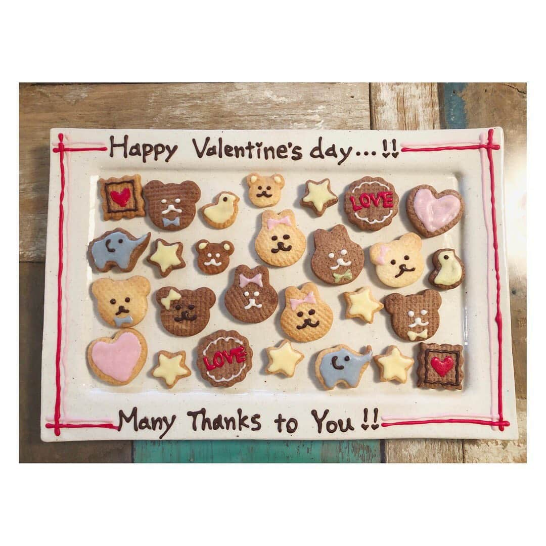 吉田明世さんのインスタグラム写真 - (吉田明世Instagram)「Valentine's day♡ 娘も食べられるクッキーにしました🍪 アイシングクッキーではなく、全部チョコレートです☻ いま、こんなにいろんな色のチョコペンがあるんですね🖋🍫 お店のように描きたかったけれどもそうは行かず…素人感お許しください😂🙏 #バレンタイン　#バレンタイン手作り　#チョコペン　#チョコよりクッキー派 #娘が好きなゾウもいるよ🐘 #一緒に作ろうと思ったけど結果一人で作る #パパいつもありがとう🤓 #manythanks」2月15日 8時17分 - akiyo0414