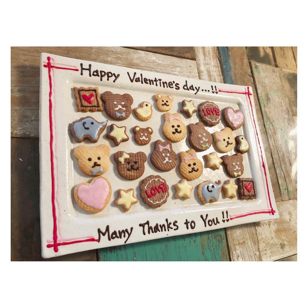 吉田明世さんのインスタグラム写真 - (吉田明世Instagram)「Valentine's day♡ 娘も食べられるクッキーにしました🍪 アイシングクッキーではなく、全部チョコレートです☻ いま、こんなにいろんな色のチョコペンがあるんですね🖋🍫 お店のように描きたかったけれどもそうは行かず…素人感お許しください😂🙏 #バレンタイン　#バレンタイン手作り　#チョコペン　#チョコよりクッキー派 #娘が好きなゾウもいるよ🐘 #一緒に作ろうと思ったけど結果一人で作る #パパいつもありがとう🤓 #manythanks」2月15日 8時17分 - akiyo0414