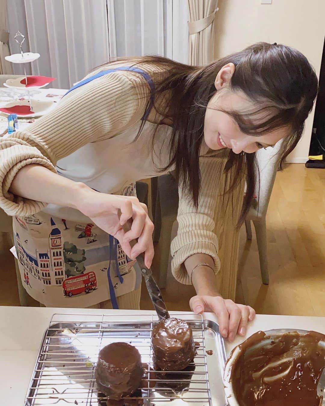 大石絵理のインスタグラム：「きなつ先生 @kinatty.land に教えてもらって、バレンタイン用にスコーンとザッハトルテを作りました😍💕 こんなの作れるかな？と心配だったけど先生が優しく丁寧に教えてくれて、美味しく仕上がりました♪ 体に優しいグルテンフリーです🥰 昨日現場で皆さんに配りましたよん♪」