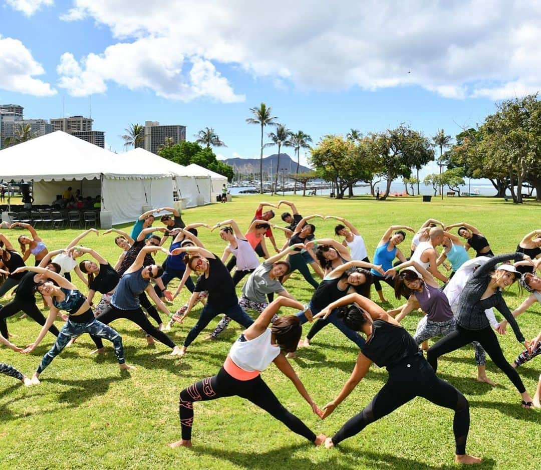 高松いくさんのインスタグラム写真 - (高松いくInstagram)「Hawaii アクティブリトリート‼️のお誘い🙌  HIS × YMC presents 🎁 @ymcmedical  Hawaiiで  SupYogaしませんか？🏄‍♀️ YogaFestに参加してみませんか？🌴🧘‍♀️ 駅伝🎽で🏃‍♀️一緒にチーム組んで 　走りませんか！？ Hawaiiは行きたいけどー  体硬いし、Yogaやってみたいけど  YogaFestって本格的そうだしー  走るの苦手だしーー  走るの大好きだけどYogaやったことないし  っと！！ 思ったあなた‼️ チャレンジするのは会場はハワイです‼️ 苦手なもの　まだ一歩踏み出せていない事  未知の世界へ踏み込んで  帰国したあとの  様々な楽しむ世界を広げませんか⁉️ <2020年5月17日開催> 5月15日〜17日 アクティブな事にチャレンジします✨ YOGA FEST HAWAII ホノルル駅伝&ミュージック  YMCメディカルトレーナーズスクール Presents ハワイでアクティブリトリート  ホノルル5日間  ちなみに‼️ 私は走るのが大大大の苦手🤣 お話を頂いた時 正直断りたくなったぐらい（笑） しかし‼️ 実は5月16日は私の誕生日でして（笑） 今まで逃げてきた事に 34歳まず一歩チャレンジしろ‼️ っと言われているようで 頑張る事に決めました‼️w HawaiiでSupYoga皆んなと出来ちゃうし🤔 なので、 走るの苦手さん大歓迎❤️ 走るの大好きさん、助けて下さい‼️❤️💦 一緒にチームとしてなので 1人じゃありません‼️ 子連れもOK🙆‍♀️ ご家族でご参加大歓迎🙌  高松いくチーム 5名限定です🏄‍♀️🏄‍♂️🏄‍♀️🏄‍♂️🏄‍♀️ よし‼️ わかったよ‼️ 一緒のチームになろう‼️ っと決心してくださった皆様😭  お申し込みはこちら❤️ ↓ https://www.sports-his.com/marathon/month/05/yoga_fest_hawaii_YMCpresents.htm  Instagramだと飛べないと思うので Google検索で 「2020 HIS ヨガ　駅伝」 と検索してお申込みフォームも可能🙌  希望コースを ✔︎YMC presents 5日間  を選び、 備考欄に高松いくチーム参加希望🏄‍♀️ と記載を🥳  _ 🌊分からないことがありましたら  東京スポーツイベントセクション tel 03-5360-4681  へお問い合わせ もしくは 私へDM下さい😊  ご参加 心よりお待ちしております╰(*´︶`*)╯♡ #ハワイ #リトリート #ヨガ #supyoga #駅伝 #ヨガフェスタ　#sports #outdoor  #yogafeat  #hawaii  #仲間と走る  #走るの苦手  #大丈夫　#私も #苦手克服 #チャレンジャー #新しい友達 作ろう #一生の仲間 になるはず #サップヨガ #aloha #honolulu #走るひと #走らない人  #ハワイ　でデビューしちゃいませんか？ #run #retreat  #ymcメディカルトレーナーズスクール　#ymc #yoga」2月15日 8時19分 - iku_takamatsu_trip_sup_yoga