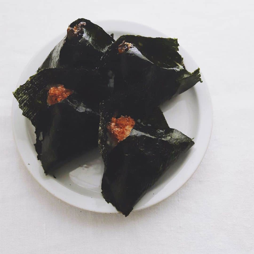 のインスタグラム：「Onigiri . 朝のおにぎり、 海苔パリパリ。 手前はおかか、 奥は昆布です。 . . #朝ごはん #おにぎり #おむすび #パリパリ #おかかおにぎり #昆布おにぎり #onigiriaction #onigiri」