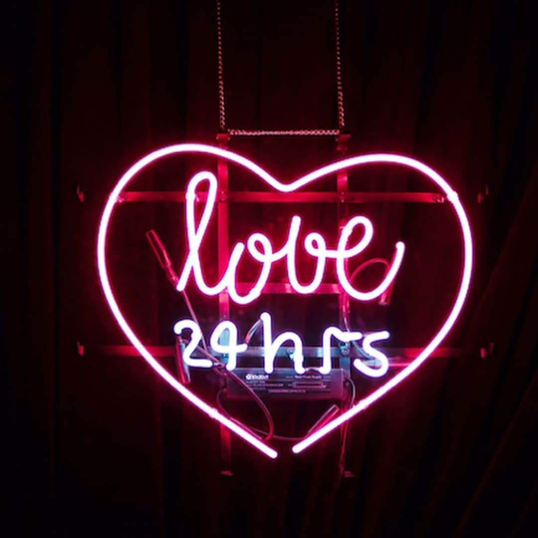 新山千春さんのインスタグラム写真 - (新山千春Instagram)「HAPPY  VALENTINE！！ #❤ #VALENTINE #valentinesday2020  #neon  どこかレトロで可愛い💕  #5円玉 #ご縁 #新山千春」2月15日 8時28分 - chiharuuu_0114