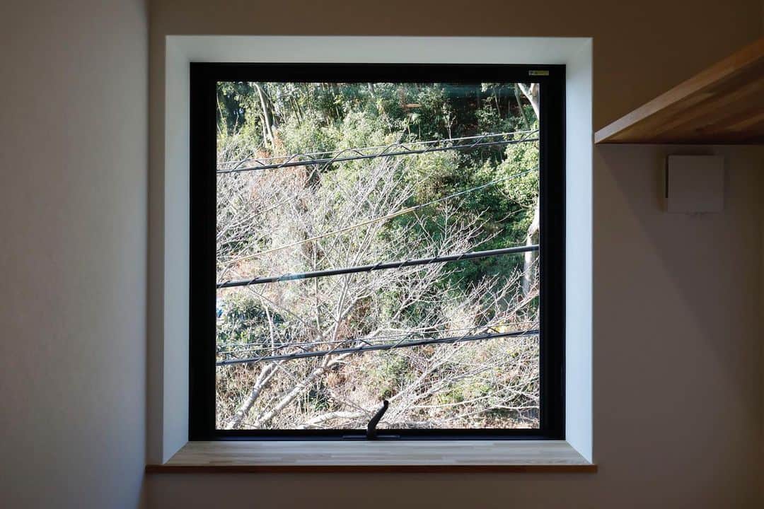 ナガタ建設さんのインスタグラム写真 - (ナガタ建設Instagram)「太宰府市観世音寺の 『観世を望む家』  二階、奥様作業スペースの窓。 窓は、換気や明るさの為だけでなく、外と中を繋ぐ空間を切り取るものでもあります。  #借景 #窓 #緑のある暮らし ☞@nagatanoie いいね！して頂けると凄く喜びます😁 ・ ｰｰｰｰｰｰｰｰｰｰｰｰｰｰｰｰｰｰｰｰｰｰｰｰｰｰｰｰｰｰ #外観  #リビング  #キッチン  #施工事例  他の写真はこちら...☞@nagatanoie ｰｰｰｰｰｰｰｰｰｰｰｰｰｰｰｰｰｰｰｰｰｰｰｰｰｰｰｰｰｰ ・ #ナガタ建設 は#福岡 県#太宰府 市にて70年前に製材所から始めた#工務店 です🏠 ・ 『 #ながたのいえ 』 ・ #暮らし から#デザイン する#家づくり を提案する私たちの家は ・ 『太宰府でアナタらしさをきづく家』 をテーマに#新築 #注文住宅 #マイホーム  #工務店だからつくれる家 をお客様と一緒に作ります😆 ・ ながたのいえのお客様はこんな人たち ▷▷▷ #家具 好き #カフェ好き  #インテリア 好き #コーヒー好き  #かっこいい家 #おしゃれな家 好き #暮らしを楽しむ  #シンプルライフ  #家族好き ・ ※ナガタ建設では、メンテナンスのことも考慮し、施工エリアを太宰府市の本社から車で30分圏内と限定させて頂いておりますm(__)m 施工エリア外のお客様については、個別対応となりますので、ご相談下さい。 ・ #シンプルな生活 #丁寧な暮らし方」2月15日 8時39分 - nagatanoie